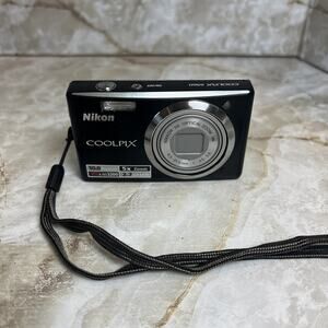 Nikon COOLPIX S560 Digital Camera Black FOR PARTS or REPAIR - NO POWER